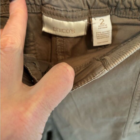 Chicos 2 Pant Cool Cargo Roll Snap Capri Crop Greyge The Ultimate Fit Sz 2 - Picture 6 of 6